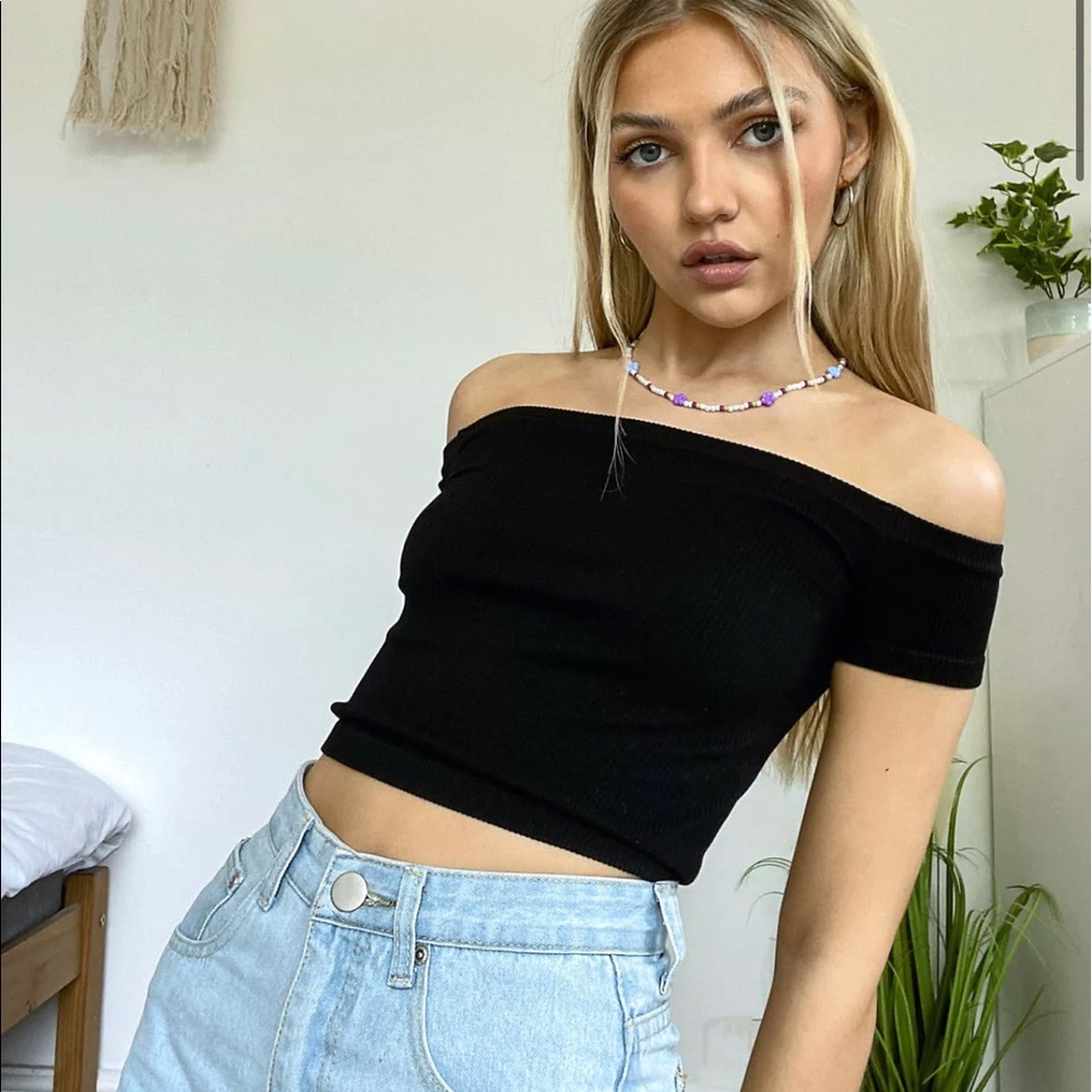 Stradivarius Off-the-Shoulder Ribbed Seamless Top in Black- Size L